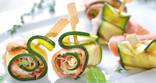 Zucchini-Lachsröllchen: frisch, einfach, fei...